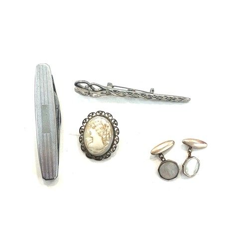 477 - Selection of collectables includes brooches. cufflinks and a pocket knife etc