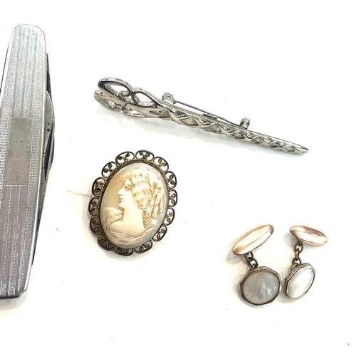 477 - Selection of collectables includes brooches. cufflinks and a pocket knife etc