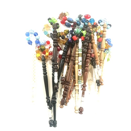 527 - Large selection of vintage and later lace bobbins