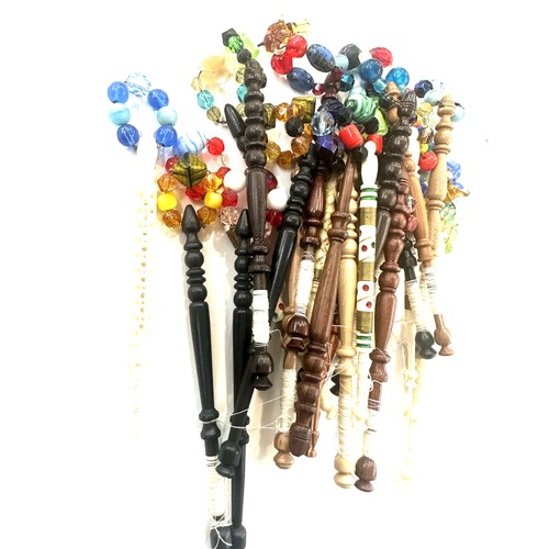 527 - Large selection of vintage and later lace bobbins