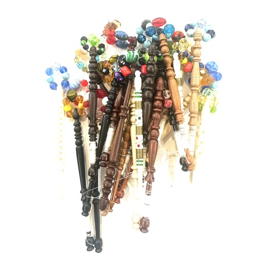 527 - Large selection of vintage and later lace bobbins