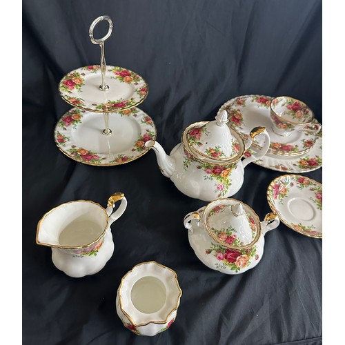 551 - Selection of Royal Albert old country rose pottery includes tea pot sugar pot, milk jug etc