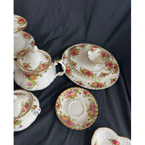 551 - Selection of Royal Albert old country rose pottery includes tea pot sugar pot, milk jug etc