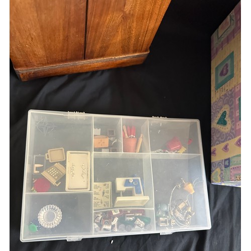 139 - Selection of vintage and later dolls house furniture etc