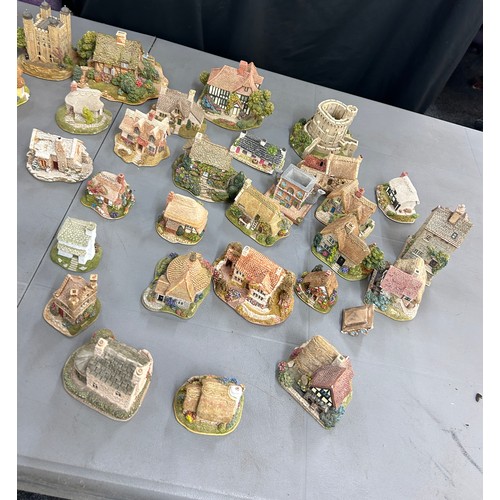 132 - Large selection of assorted Lilliput lane cottages includes rock a by baby, lucky charms, the old co... 