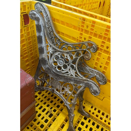 100N - Pair of cast iron bench ends