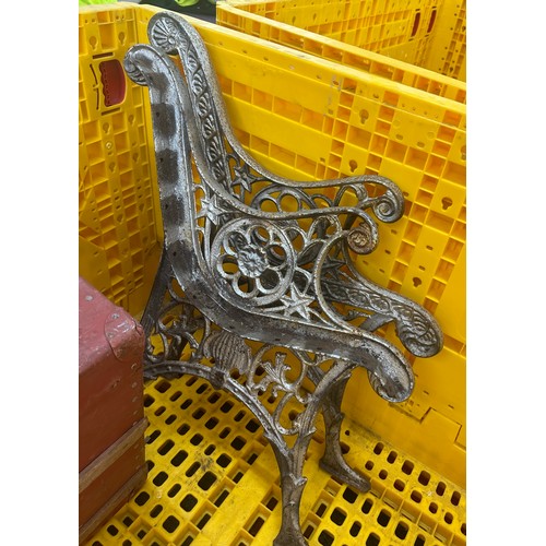 100N - Pair of cast iron bench ends