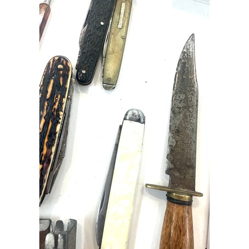 517 - Selection of vintage and later pocket knives includes made in sheffield etc