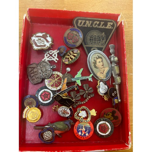 513 - Tray of vintage and later badges includes Robinsons badges, Micky mouse, London airport etc