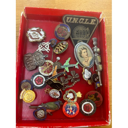 513 - Tray of vintage and later badges includes Robinsons badges, Micky mouse, London airport etc