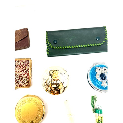 521 - Selection of vintage beauty items to include compacts, manicure set, purses etc