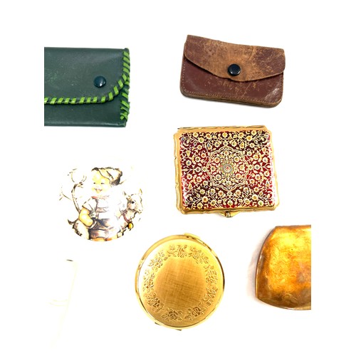 521 - Selection of vintage beauty items to include compacts, manicure set, purses etc