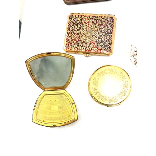 521 - Selection of vintage beauty items to include compacts, manicure set, purses etc