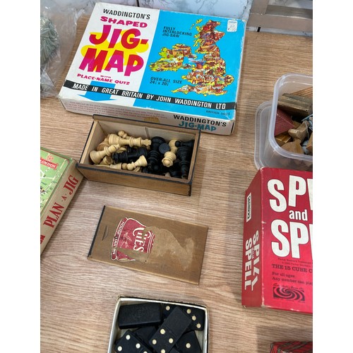 154 - Selection of vintage games to include monopoly, chest pieces, domino's etc