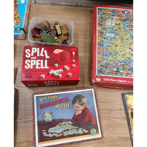 154 - Selection of vintage games to include monopoly, chest pieces, domino's etc