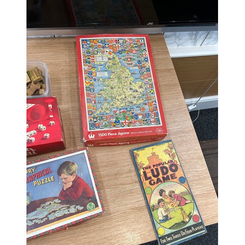 154 - Selection of vintage games to include monopoly, chest pieces, domino's etc