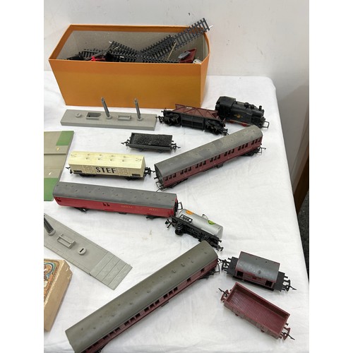 162 - Selection of train accessories to includes engine, tracks, carriages etc