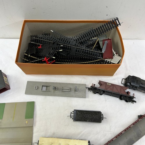 162 - Selection of train accessories to includes engine, tracks, carriages etc