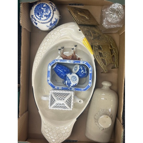 273 - Large selection of vintage and later ceramics and pottery pieces to include plates, figures etc