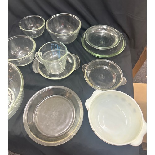 161 - Selection of assorted Pyrex dishes/ bowls and jugs