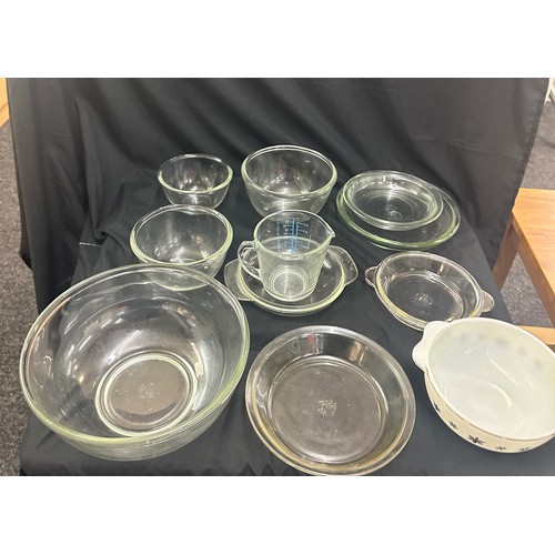 161 - Selection of assorted Pyrex dishes/ bowls and jugs