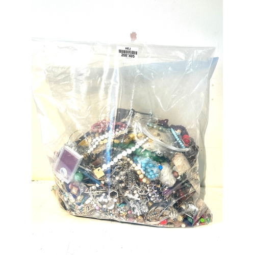 612 - 10kg UNSORTED COSTUME JEWELLERY inc. Bangles, Necklaces, Rings, Earrings.