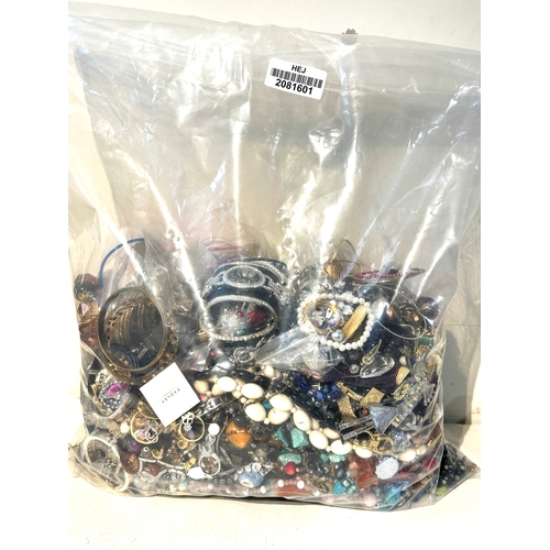 608 - 10kg UNSORTED COSTUME JEWELLERY inc. Bangles, Necklaces, Rings, Earrings.