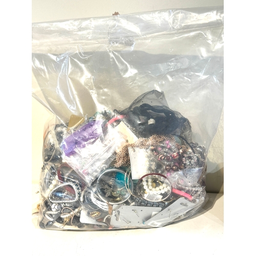 609 - 10kg UNSORTED COSTUME JEWELLERY inc. Bangles, Necklaces, Rings, Earrings.