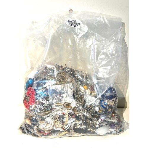 610 - 10kg UNSORTED COSTUME JEWELLERY inc. Bangles, Necklaces, Rings, Earrings.