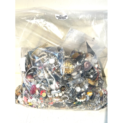 611 - 10kg UNSORTED COSTUME JEWELLERY inc. Bangles, Necklaces, Rings, Earrings.