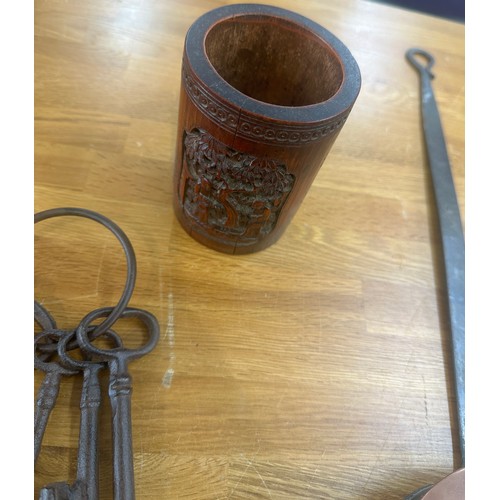 138 - Selection of wooden and metal ware items to include brass candle sticks, keys etc