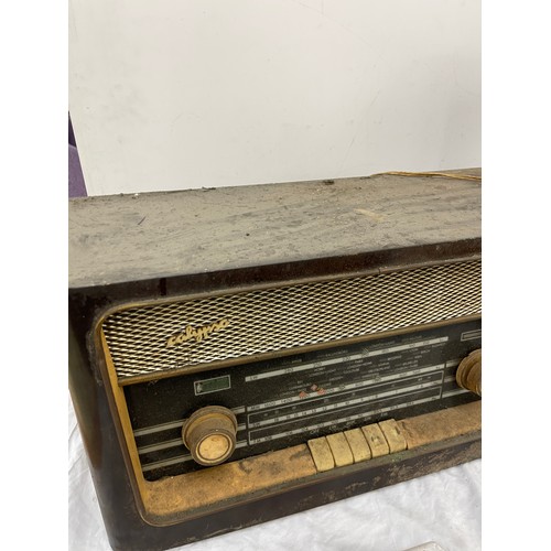 143 - Antique wind up gramophone and a vintage radio