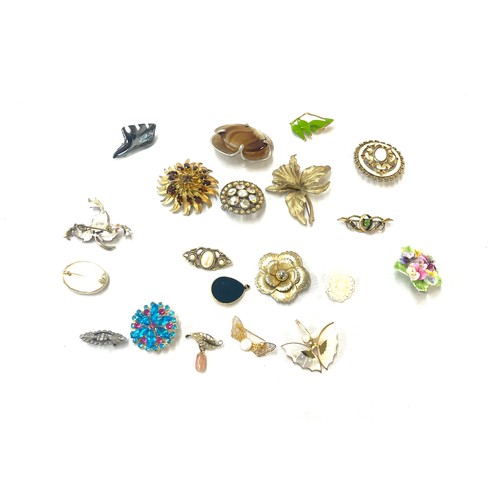 577 - Box of vintage and later brooches includes stone set etc