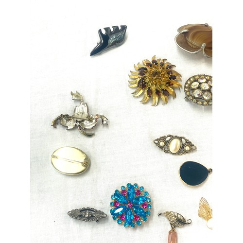 577 - Box of vintage and later brooches includes stone set etc