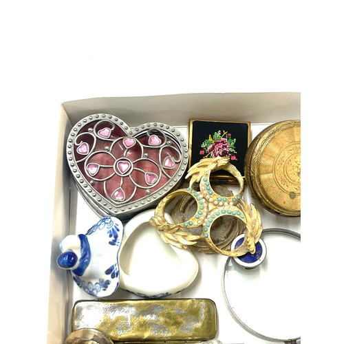 582 - Selection of collectable items includes trinkets, magnifying glass etc