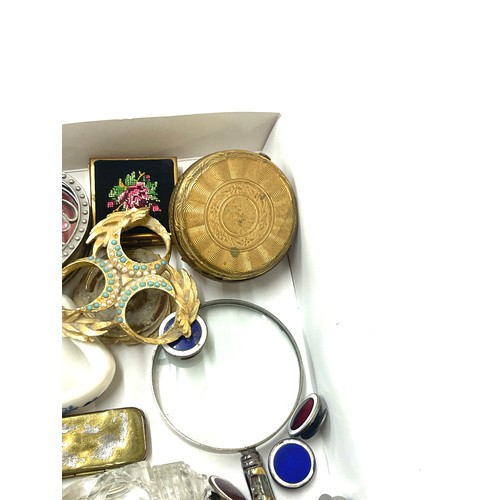 582 - Selection of collectable items includes trinkets, magnifying glass etc