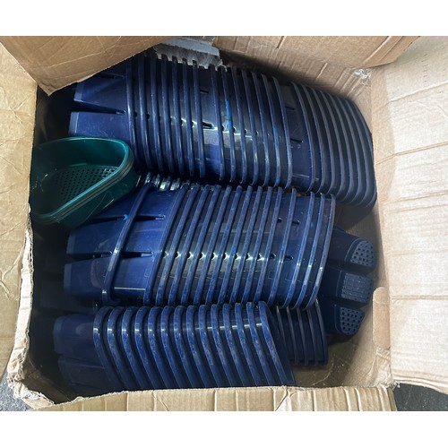 379 - Large quantity of sink drainers