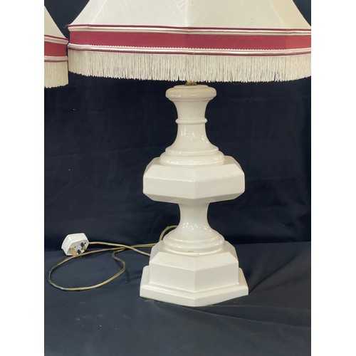 256 - Pair of matching table lamps, 30 cm tall, untested