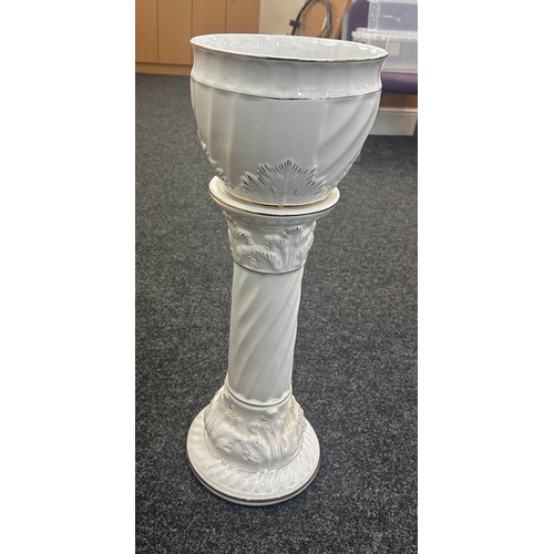 312 - Vintage jardiniere on stand, 31 inches tall