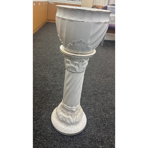 312 - Vintage jardiniere on stand, 31 inches tall