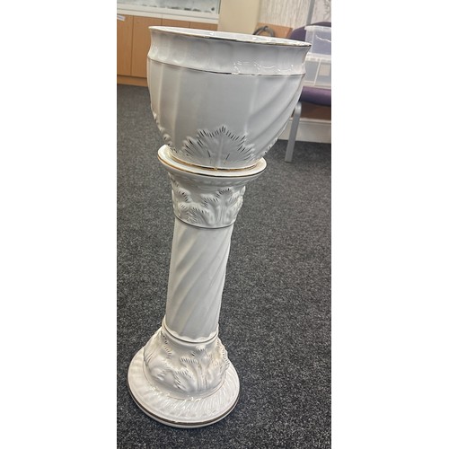 312 - Vintage jardiniere on stand, 31 inches tall