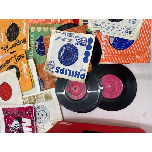 172 - Large selection of 1960s 45s includes bobby garron, fats domino, the beach boys, the seakers etc