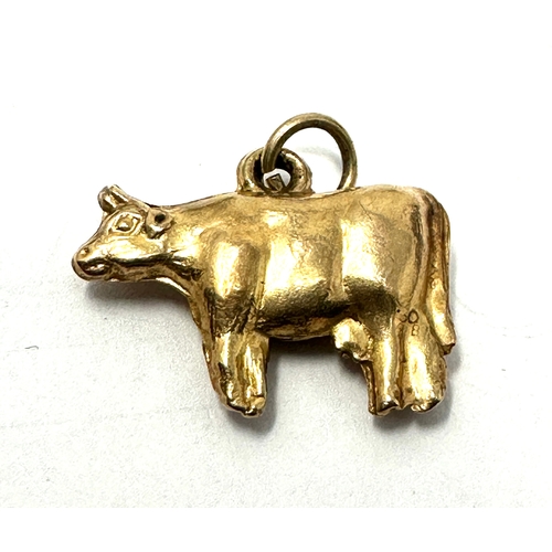 62 - 9ct gold cow charm weight 0.6g