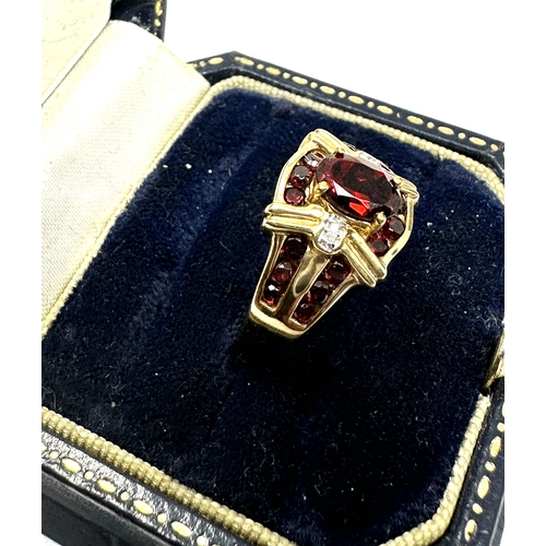 81 - 9ct gold garnet & diamond ring weight 3.7g