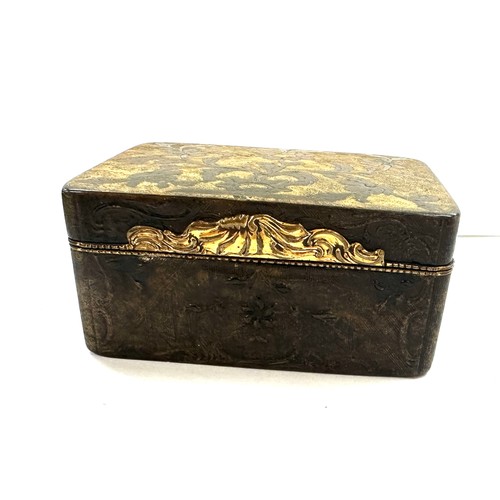 521 - 18th century Georgian snuff box inside lid with portrait miniature of a lady