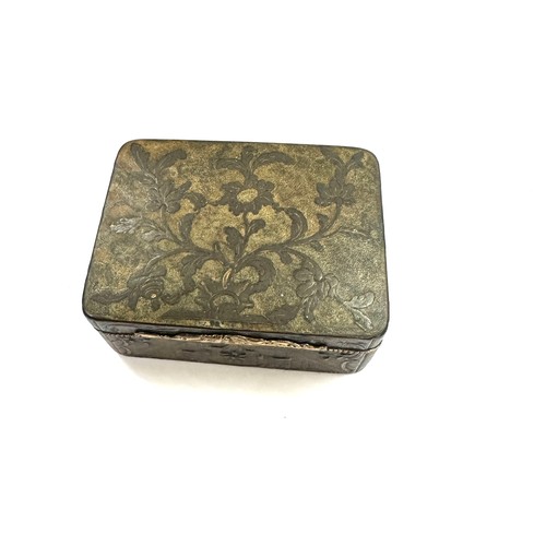 521 - 18th century Georgian snuff box inside lid with portrait miniature of a lady