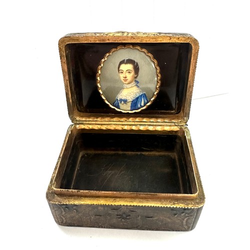 521 - 18th century Georgian snuff box inside lid with portrait miniature of a lady