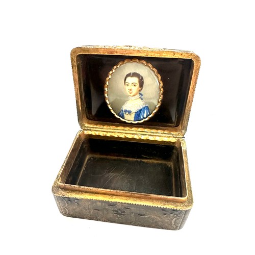 521 - 18th century Georgian snuff box inside lid with portrait miniature of a lady