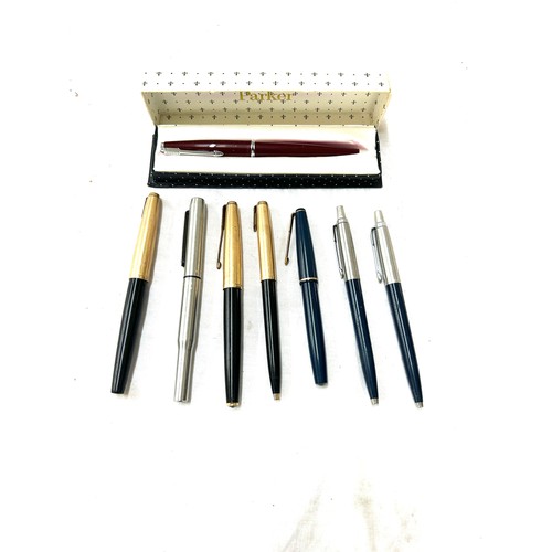 564 - Selection of 8 vintage parker pens