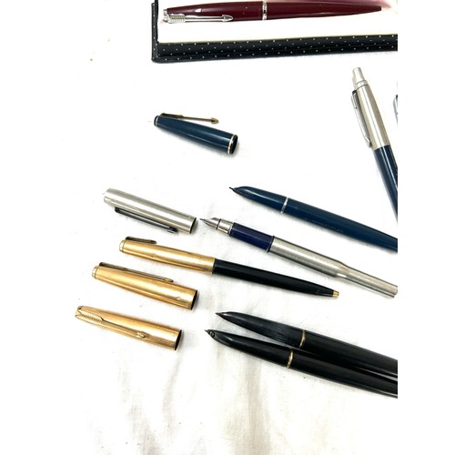 564 - Selection of 8 vintage parker pens